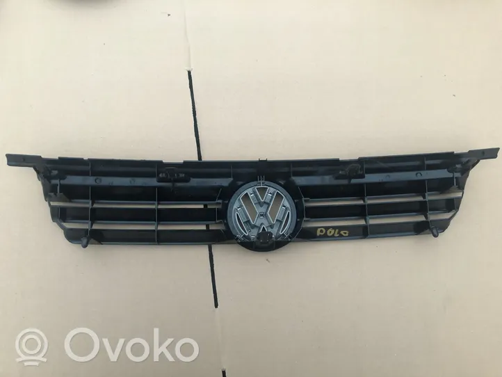 Volkswagen Polo III 6N 6N2 6NF Griglia superiore del radiatore paraurti anteriore 6N9499