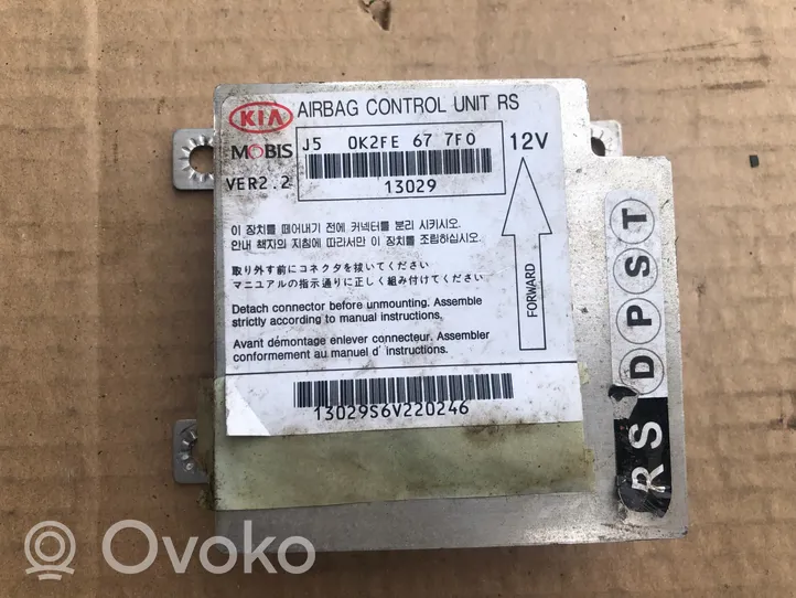 KIA Carens I Module de contrôle airbag OK2FE677F0