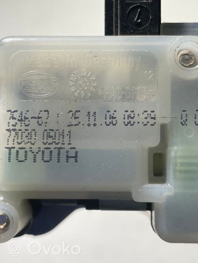 Toyota Avensis T250 Degvielas tvertnes elektriskā slēdzene 7703005011