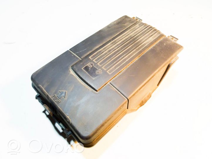 Volkswagen PASSAT B7 Couvercle de boîtier de batterie 3C0915443A