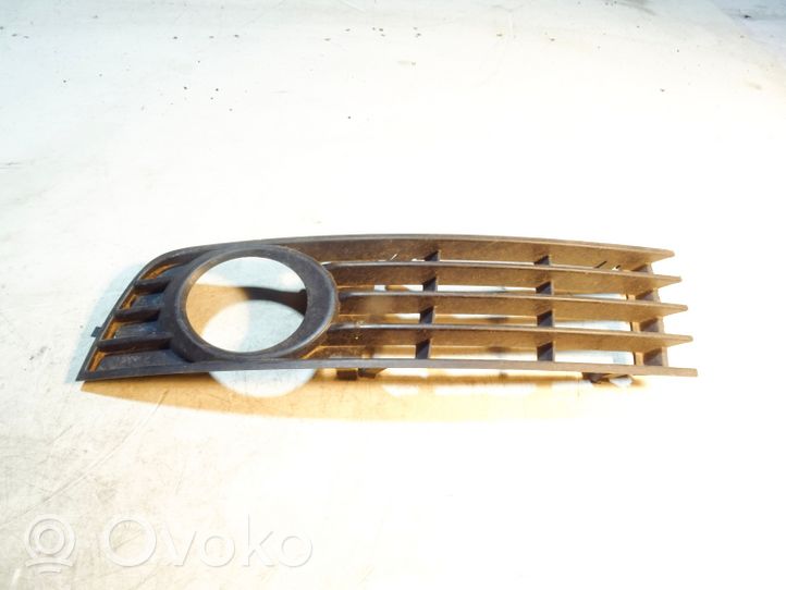 Audi A4 S4 B6 8E 8H Grille antibrouillard avant 8E0807682