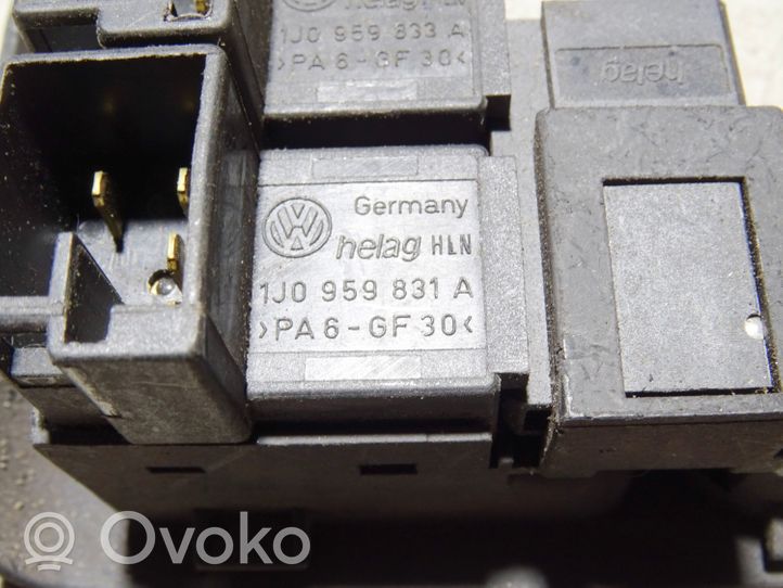 Volkswagen PASSAT B5.5 Degalų bako atidarymo jungtukas 1J0959831A