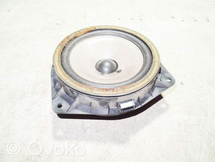 Toyota Avensis T270 Enceinte de porte arrière 8616005180