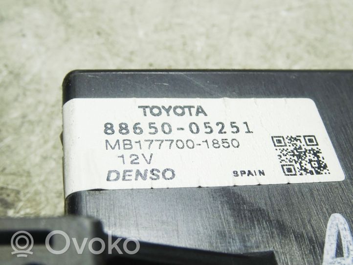 Toyota Avensis T270 Air conditioning/heating control unit 8865005251