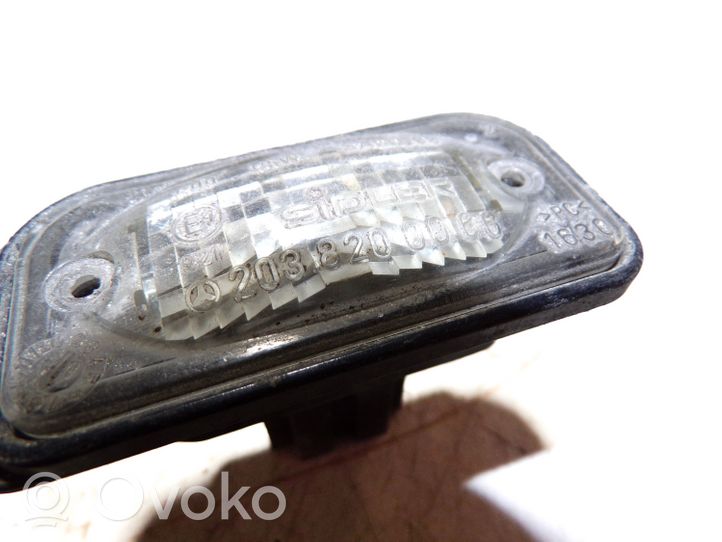 Mercedes-Benz C W203 Lampa oświetlenia tylnej tablicy rejestracyjnej 2038200066