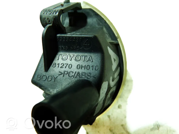 Toyota Aygo AB10 Lampa oświetlenia tylnej tablicy rejestracyjnej 812700H010