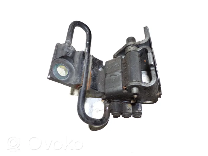 Audi A6 S6 C6 4F Cerniera inferiore della portiera anteriore 8E0831411B