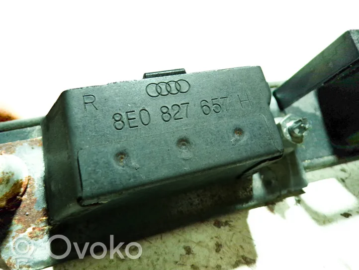 Audi A6 S6 C6 4F Lampa oświetlenia tylnej tablicy rejestracyjnej 8E0827657H