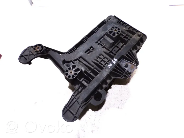 Volkswagen PASSAT B6 Battery tray 1K0915333C