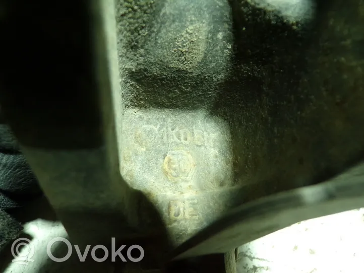Volkswagen Caddy Fusée d'essieu de moyeu de la roue avant 1K0365C