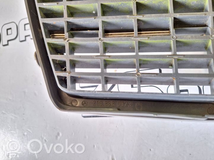 Mercedes-Benz E W210 Grille de calandre avant 2108880023