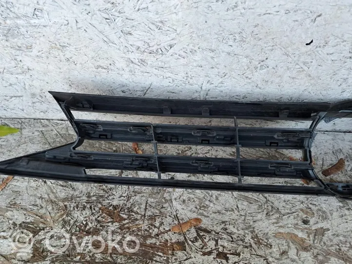 Volkswagen Touran III Grille calandre supérieure de pare-chocs avant 5TA853653B