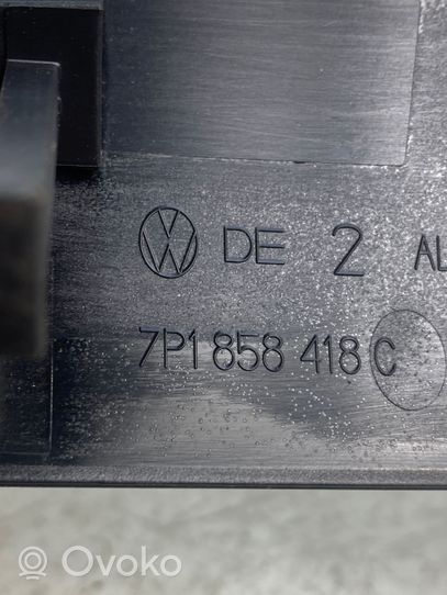 Volkswagen Touareg II Moldura del panel (Usadas) 7P1858418C
