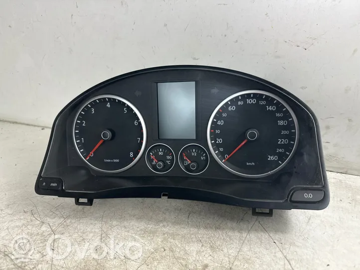 Volkswagen Tiguan Speedometer (instrument cluster) 5N0920870C