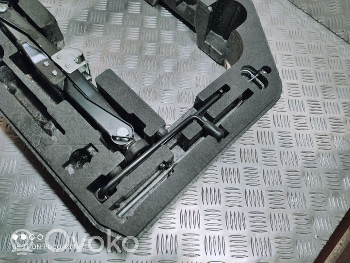 Audi A4 S4 B8 8K Tool set 8T0012109A