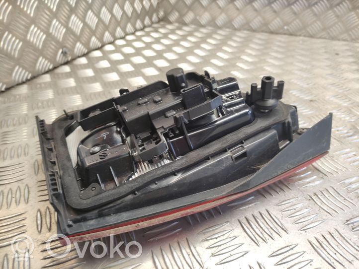 Opel Astra K Lampy tylnej klapy bagażnika 39077379