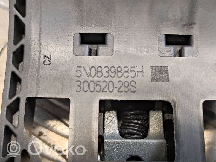 Volkswagen Polo VI AW Laikiklis/ kronšteinas išorinės atidarymo rankenos galinių durų 5N0839885H