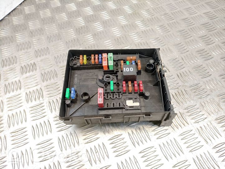 Volkswagen Caddy Fuse box set 1K0937820B