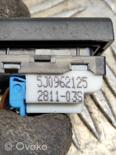 Skoda Fabia Mk2 (5J) Przycisk centralnego zamka 5J0962125