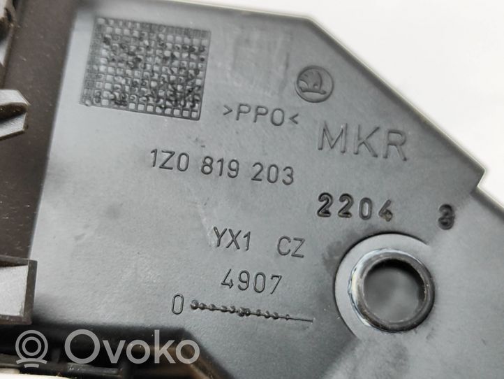 Skoda Octavia Mk2 (1Z) Dysze / Kratki środkowego nawiewu deski rozdzielczej 1z0819203