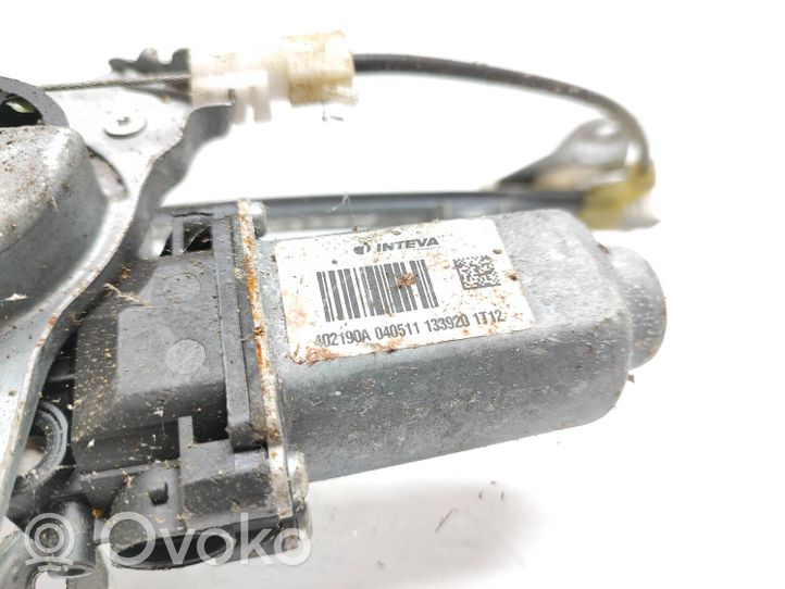 Nissan Qashqai Silniczek podnoszenia szyby drzwi tylnych 402190A