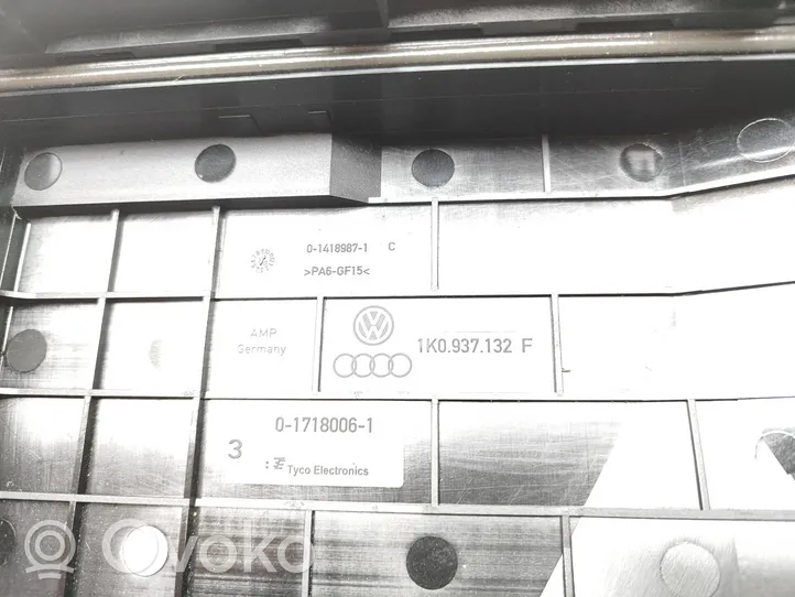 Audi Q3 8U Sulakerasian kansi 1K0937132F