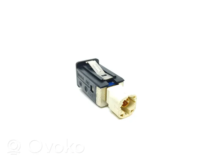 BMW 5 F10 F11 USB-pistokeliitin 9167196