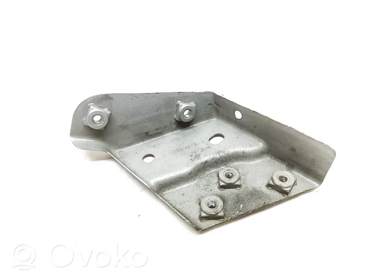 Volkswagen Touareg II Supporto di montaggio del parafango 7P6821152