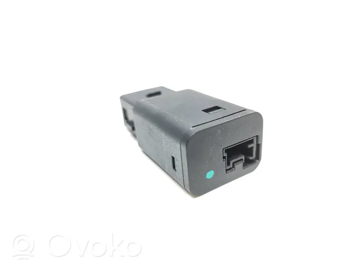 Peugeot 208 USB socket connector 98217039DX