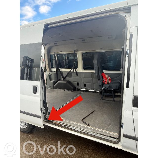 Ford Transit Guía/bisagra rodillo inferior de puerta corredera 