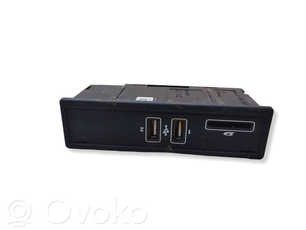 Mercedes-Benz C W205 Gniazdo / Złącze USB 
