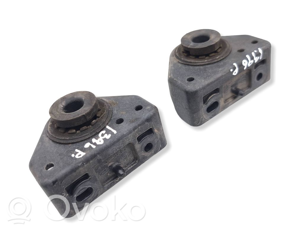 Radiator mount bracket