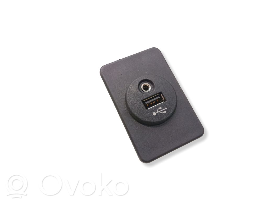 Nissan Note (E12) USB jungtis 