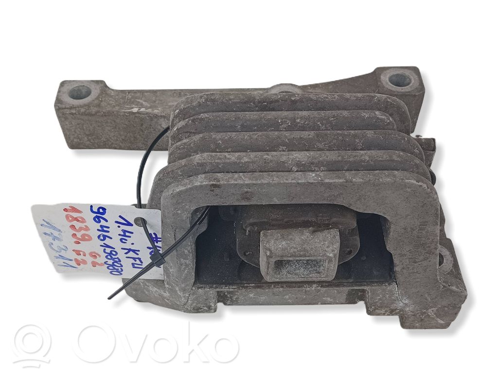 Peugeot 207 Engine mount bracket 