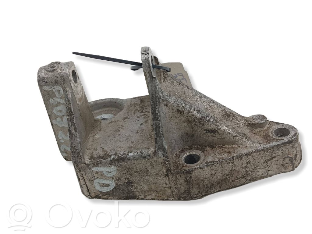 Peugeot 607 Engine mounting bracket 