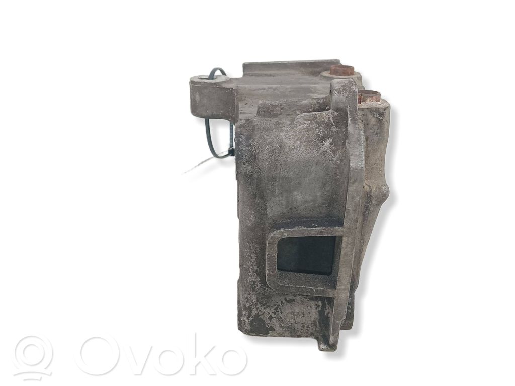 Peugeot 607 Engine mounting bracket 