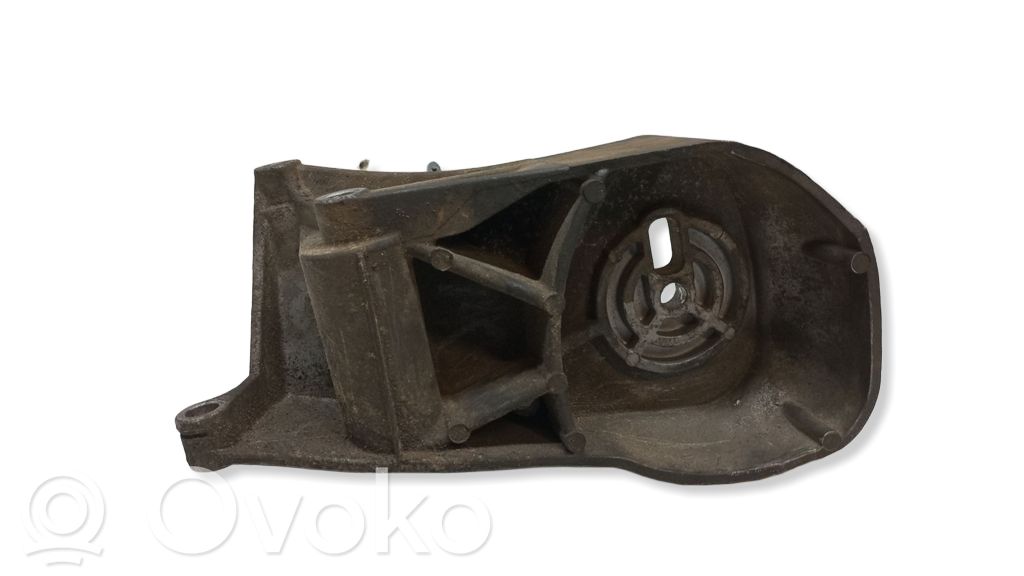 Volvo V70 Engine mounting bracket 