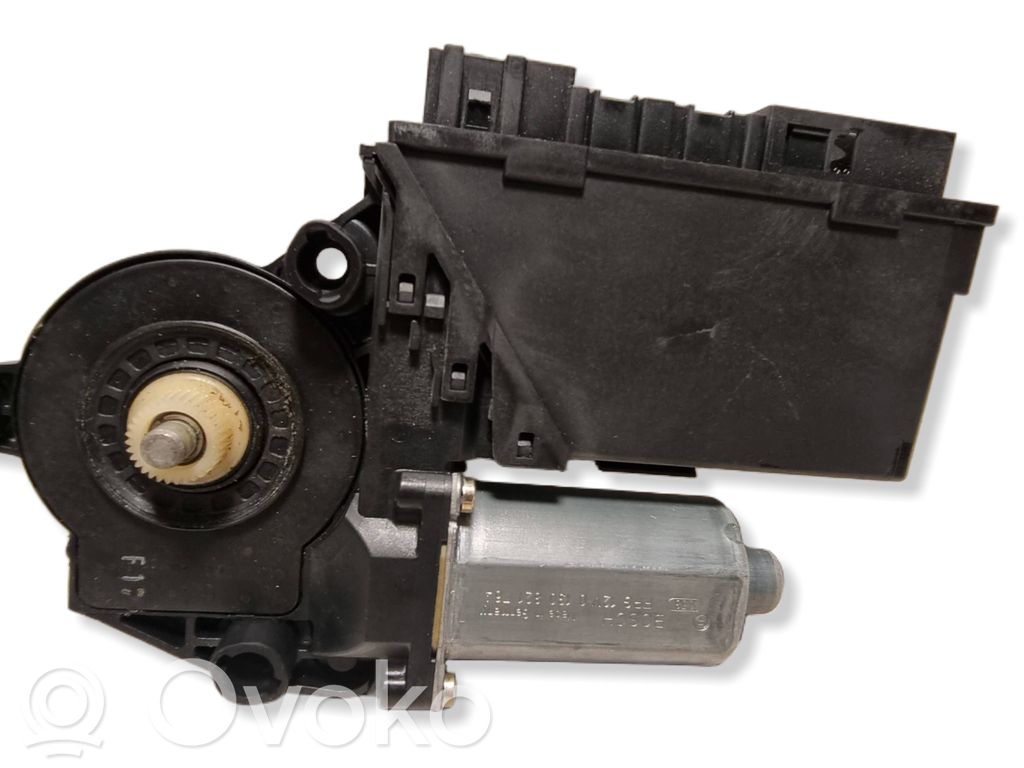 Audi A4 S4 B6 8E 8H Silnik regulatora szyby drzwi przednich 