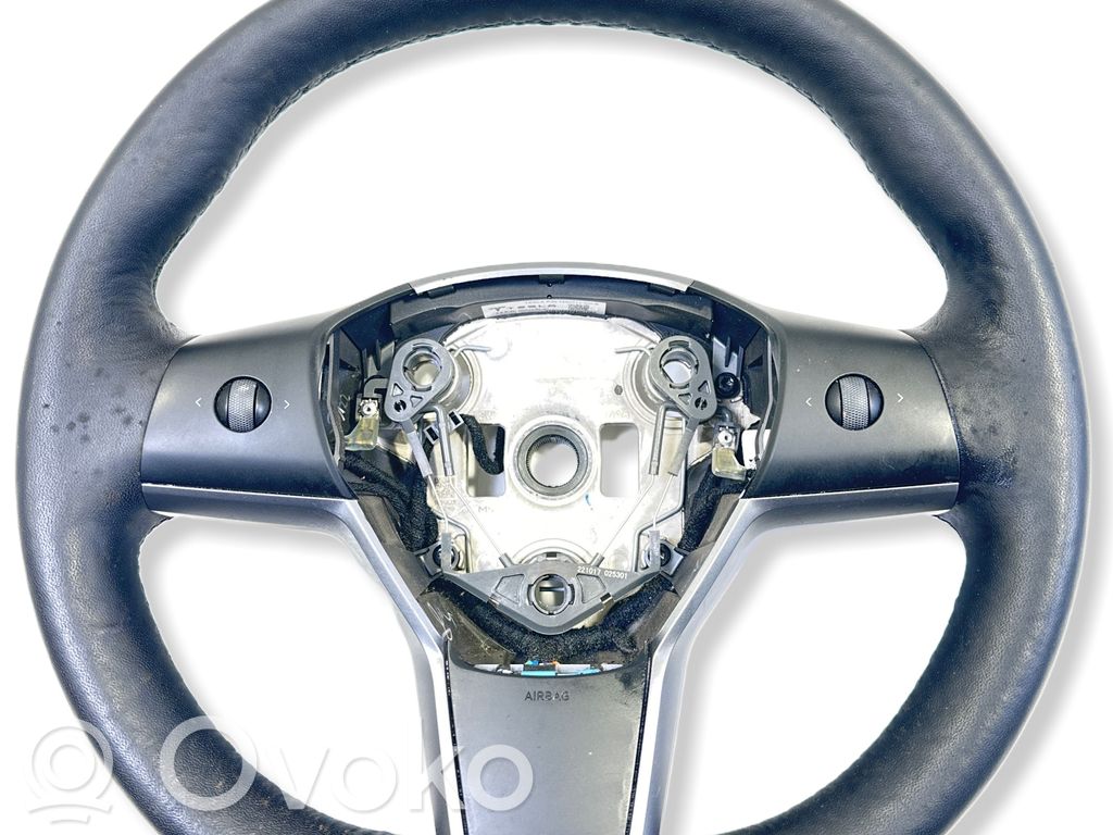 Tesla Model 3 Stūre 