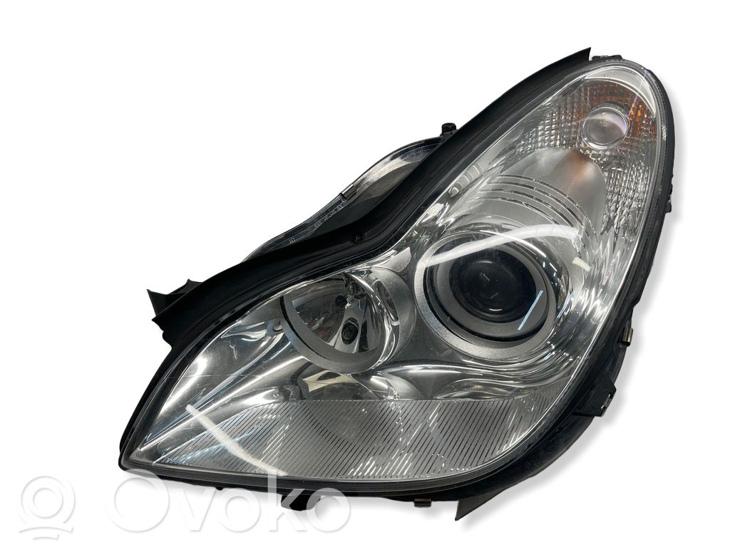 Mercedes-Benz CLS C219 Lampa przednia 