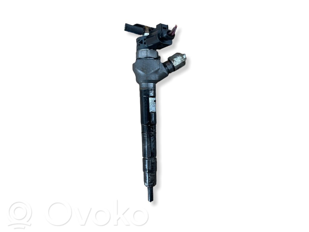 Volkswagen PASSAT B7 Inyector de combustible 