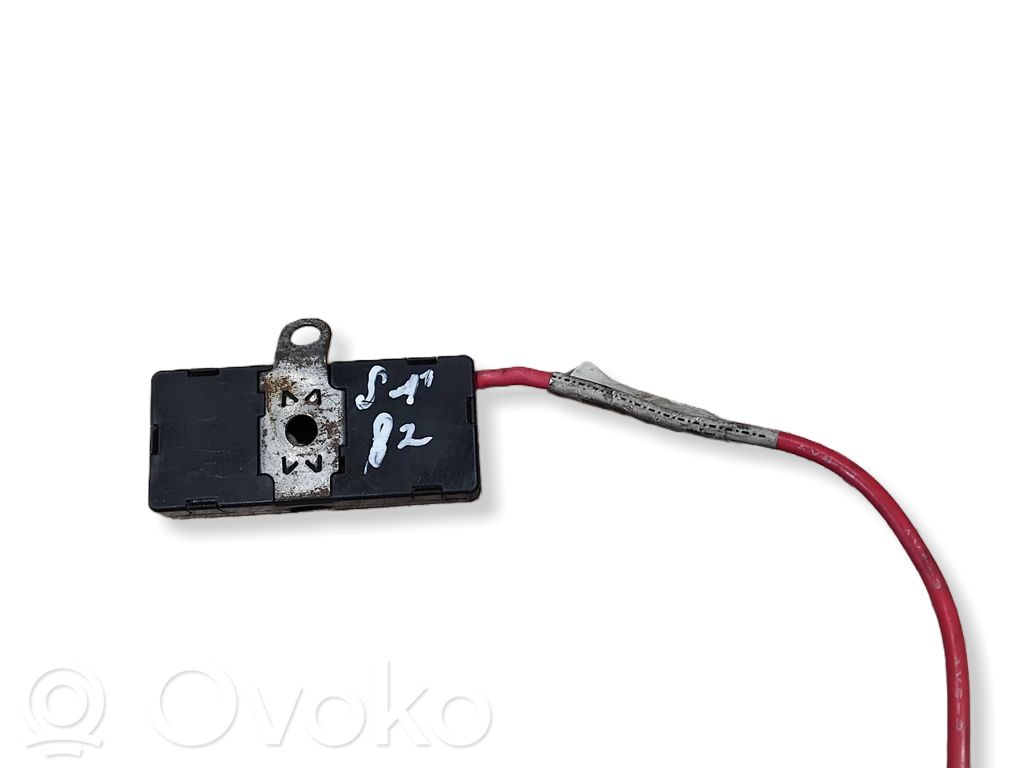 Tesla Model S Pystyantennin suodatin 