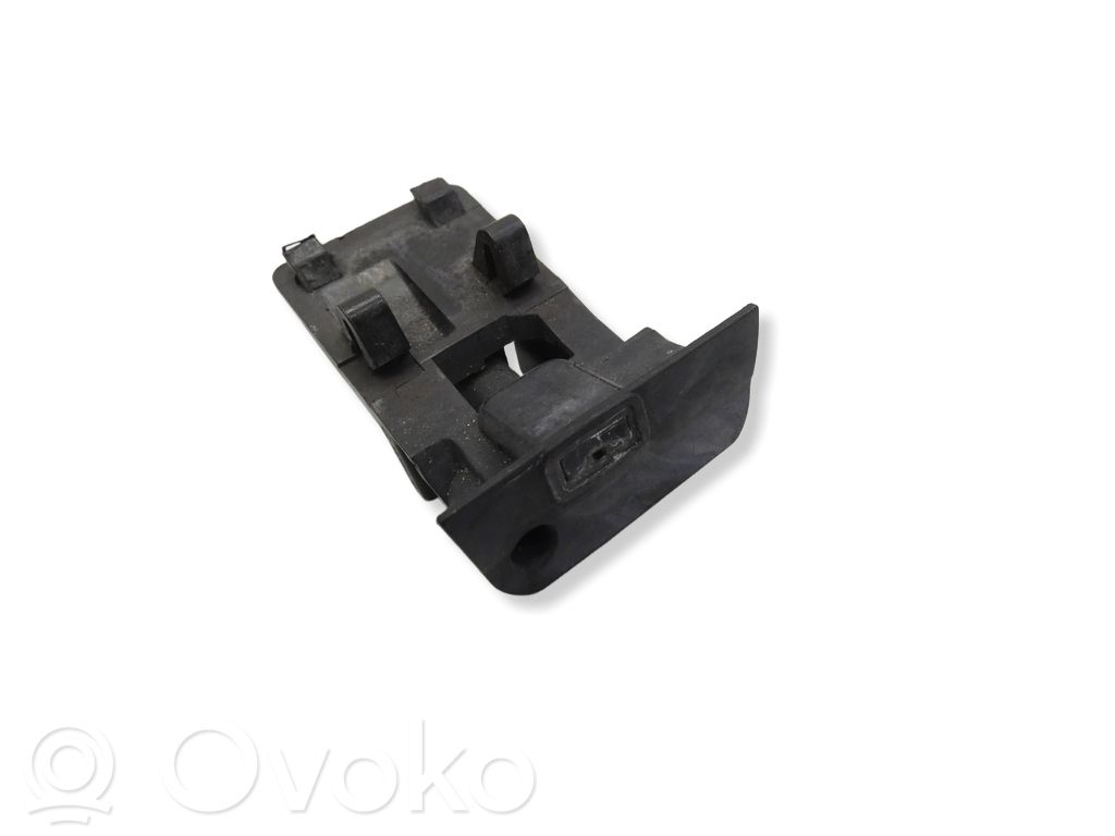 Windshield washer spray nozzle   7183343