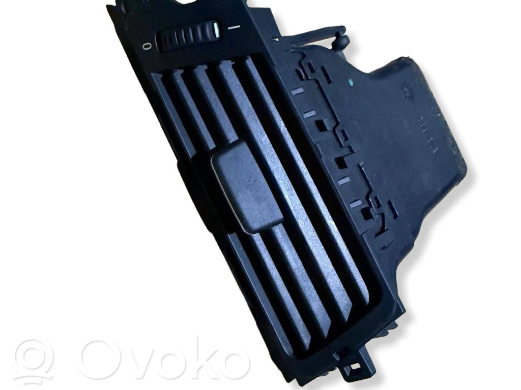 BMW 3 E90 E91 Lango oro grotelės 
