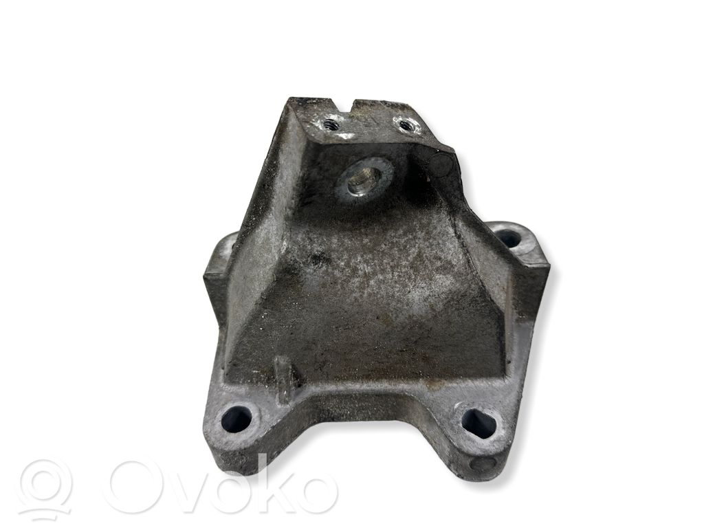 Jeep Grand Cherokee Engine mounting bracket 