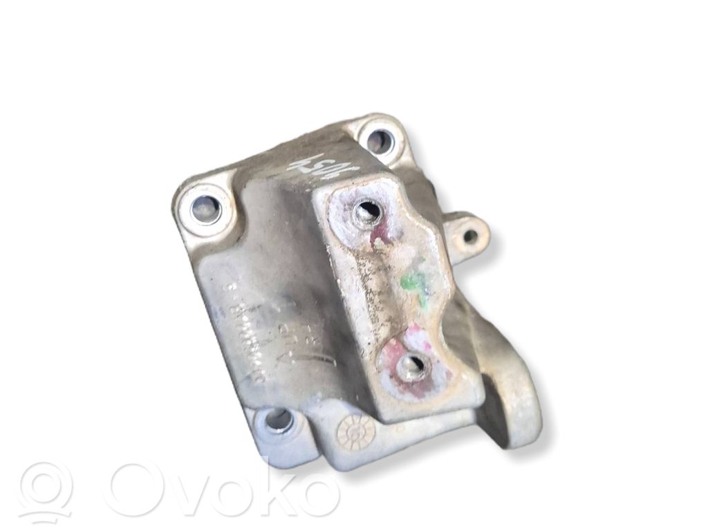 Dodge Challenger Engine mounting bracket 