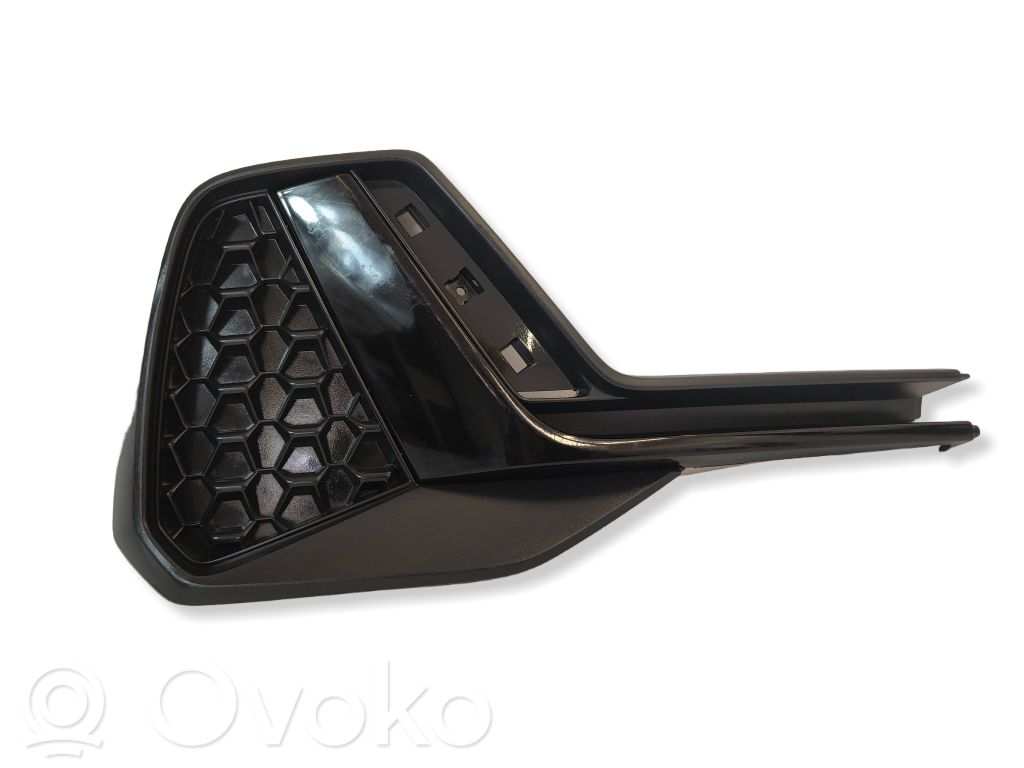 Audi A1 Grotelės apatinės (trijų dalių) 