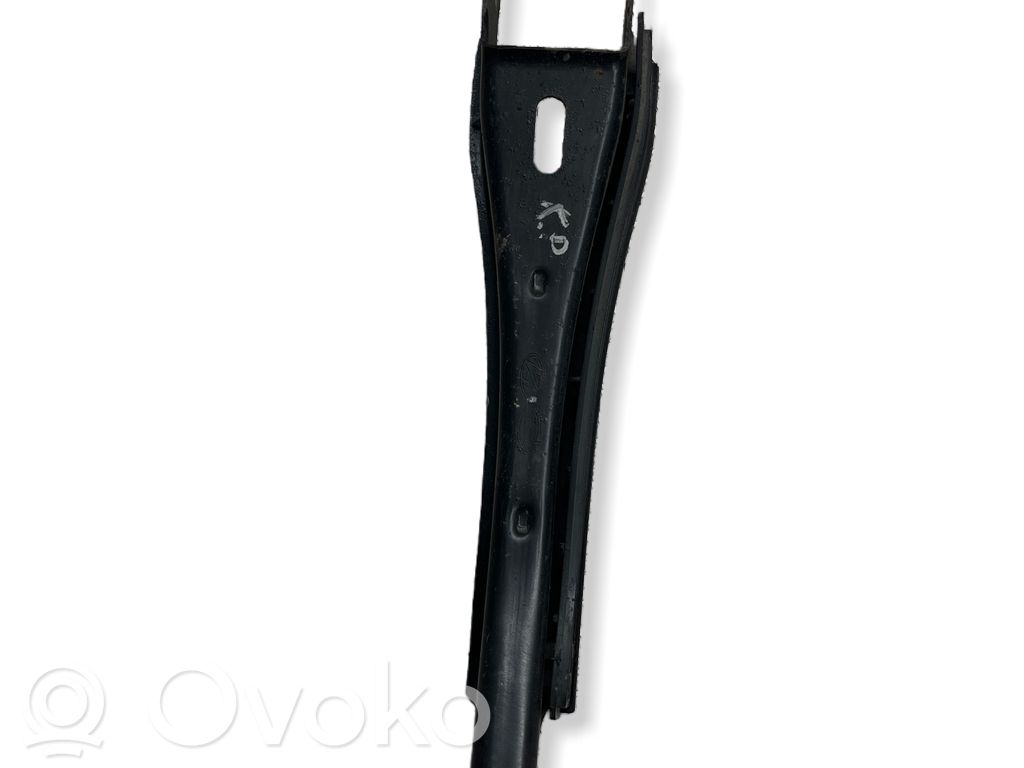 KIA Stinger Plaukti un sviras 