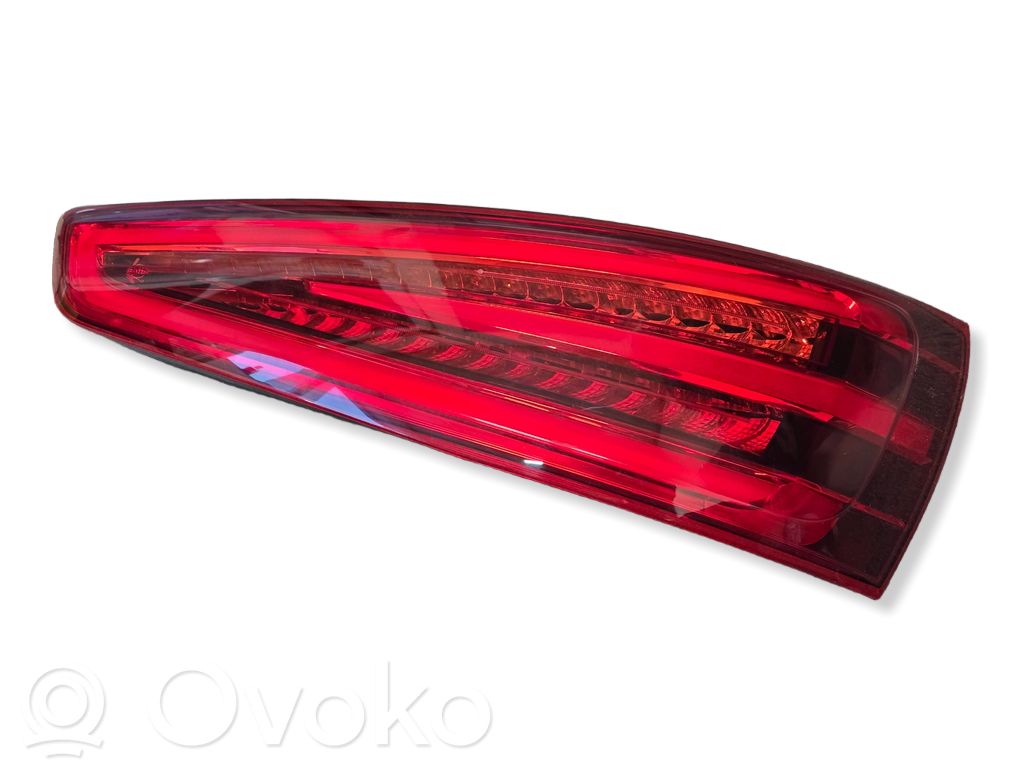 Lampy tylnej klapy bagażnika   8U0945094A,AU31672R,21290201