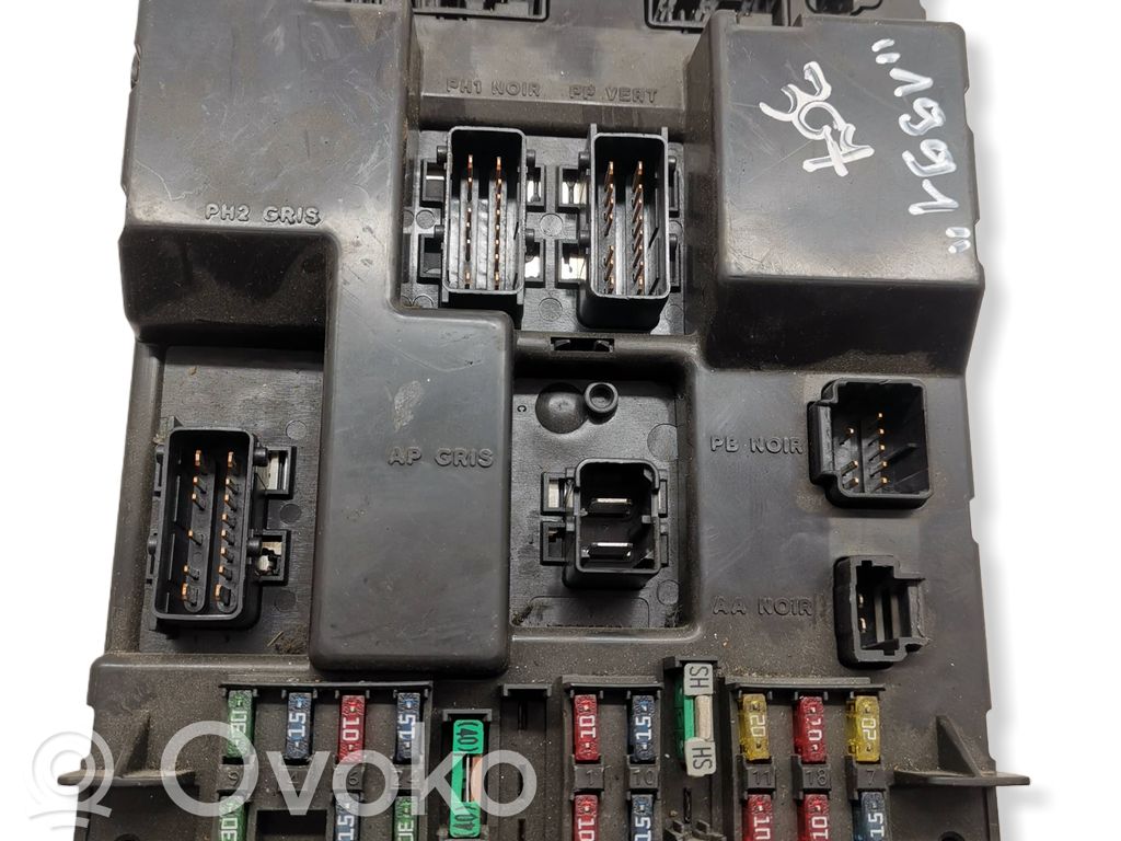 Peugeot 307 Fuse module 